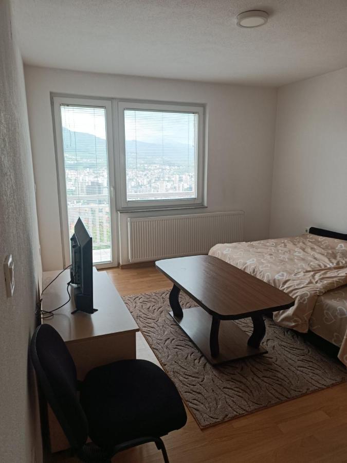 ホテル 2Bdr Apt With Balcony With View- Free Parking サラエヴォ エクステリア 写真